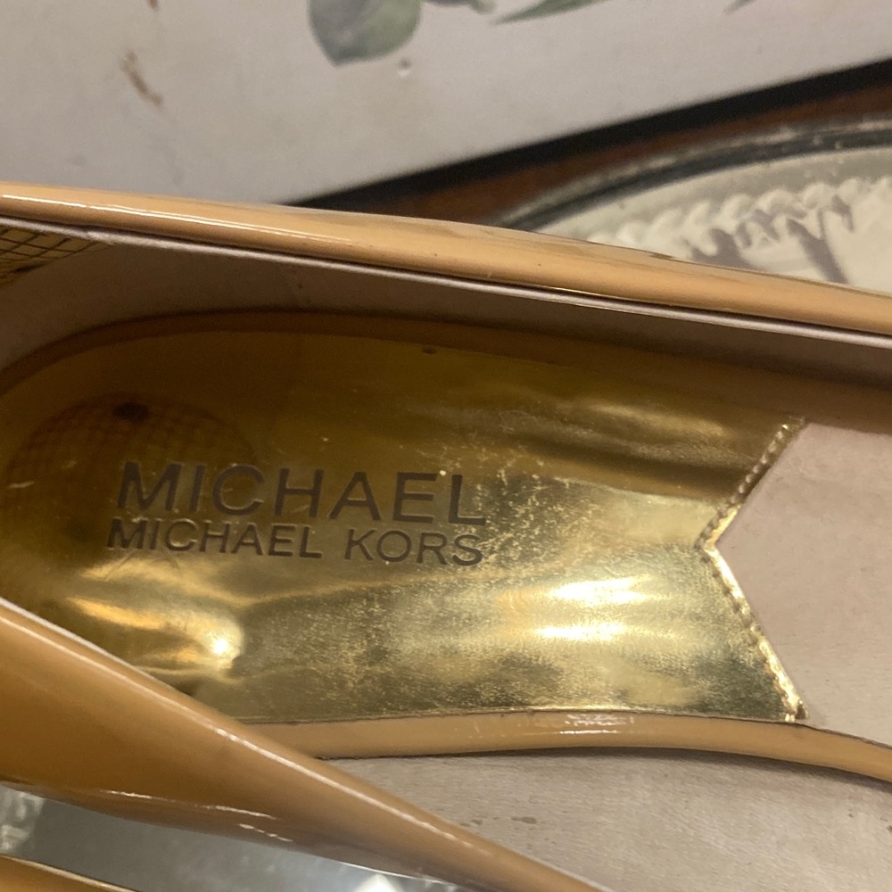 Genuine Michael Kors Beige Patent Leather Pointed-Toe Kitten Heels - Picture 3 of 15